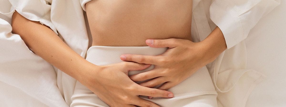 As varizes pélvicas são causadas por vasos ou veias dilatados próximos ao útero, ovários e trompas, afetam mulheres jovens e causam dor intensa.
