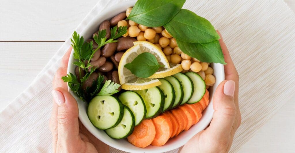 As varizes são uma condição que podem ser prevenidas. Quando elas surgem, devem ser tratadas e manter uma alimentação saudável para quem tem varizes é crucial.